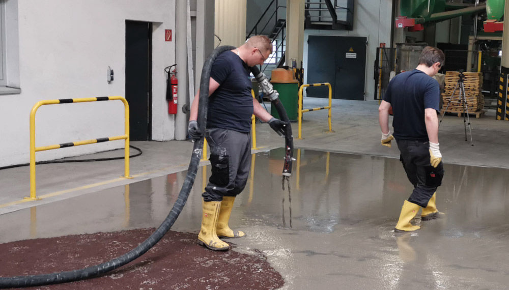 48 Stunden Industrieboden Sanierung mit Rheocrete Fließmörtel